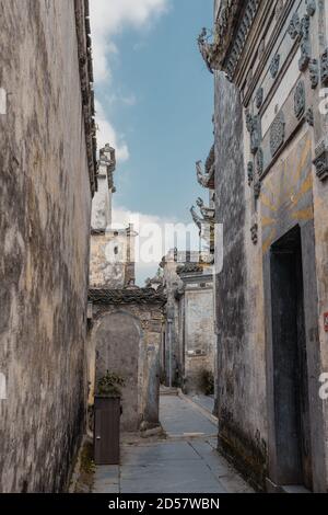 Eine Straße in Xidi, einer alten Stadt in der Provinz Anhui, China. Stockfoto