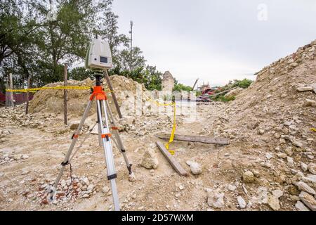 Ein Leica 3D-Scanner untersucht die Ruinen einer Kirche Von einem Erdbeben abgeflacht Stockfoto