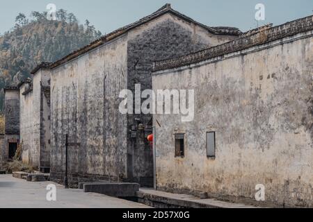 Eine Straße in Xidi, einer alten Stadt in der Provinz Anhui, China. Stockfoto