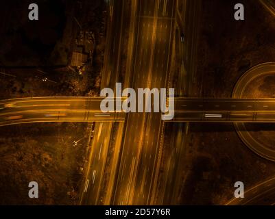 Expressway Draufsicht über die Autobahn, Schnellstraße und Autobahn bei Nacht, Luftaufnahme bei Nacht Stockfoto