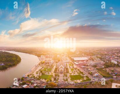 Luftaufnahme Landschaft Sonnenuntergang von Wat Sothon Wararam Worawihan, religiöse Touristenattraktion und berühmter Tempel in Cha Cheng Sao Provinz Thailand. Stockfoto