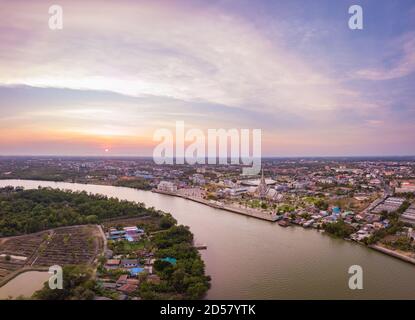 Luftaufnahme Landschaft Sonnenuntergang von Wat Sothon Wararam Worawihan, religiöse Touristenattraktion und berühmter Tempel in Cha Cheng Sao Provinz Thailand. Stockfoto