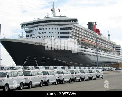 Queen Mary 2 Kreuzfahrtschiff dockte in Fremantle Port Western an Australien mit Transport wartet auf Passagiere Stockfoto