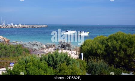 Boote vor der Küste von Fremantle Perth Western Australia vor Anker Im türkisfarbenen Indischen Ozean Stockfoto