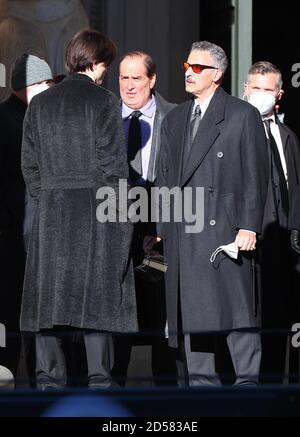 (Von links nach rechts) Robert Pattinson, Colin Farrell und John Turturro während der Dreharbeiten zum Batman, der in Liverpool stattfindet. Stockfoto