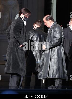 Robert Pattinson (links) und Colin Farrell während der Dreharbeiten zum Batman in Liverpool. Stockfoto