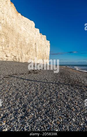 Am späten Nachmittag in Birling Gap in der Nähe von Eastbourne. Küste des National Trust mit weißen Klippen. Stockfoto