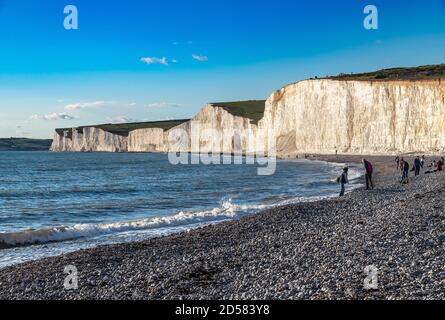 Am späten Nachmittag in Birling Gap in der Nähe von Eastbourne. Küste des National Trust mit weißen Klippen. Stockfoto