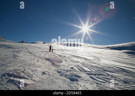 Saint-François-Longchamp : Höhensonniges Tag auf einer Skipiste mit einem Mann, der sich Zeit nimmt, um einen Blick auf die Sonne zu haben. Tarentaise Savoie Stockfoto