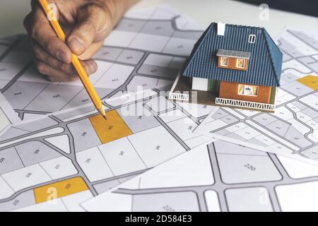 Wählen Sie ein Baugrundstück für den Hausbau auf Katasterkarte Stockfoto