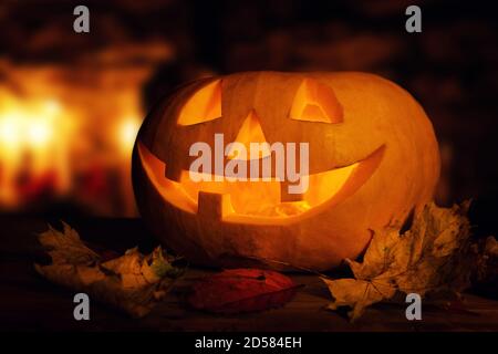 halloween Kürbis - gruselig glühende Jack-o-Laterne in der Nacht Stockfoto