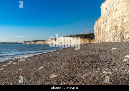 Am späten Nachmittag in Birling Gap in der Nähe von Eastbourne. Küste des National Trust mit weißen Klippen. Stockfoto