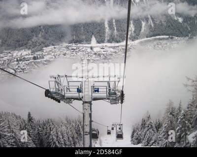 Blick auf den Skilift im bewölkten Tal chamonix frankreich Stockfoto