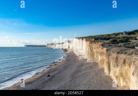 Am späten Nachmittag in Birling Gap in der Nähe von Eastbourne. Küste des National Trust mit weißen Klippen. Stockfoto