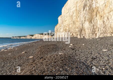 Am späten Nachmittag in Birling Gap in der Nähe von Eastbourne. Küste des National Trust mit weißen Klippen. Stockfoto