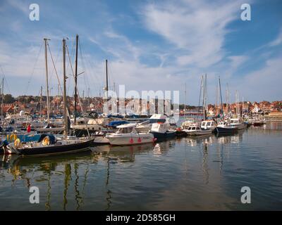 Freizeitboote und kleine Fischerboote, die an schwimmenden Pontons festgemacht sind In Whitby Marina an der Mündung des Flusses Esk - an einem sonnigen Tag aufgenommen Stockfoto