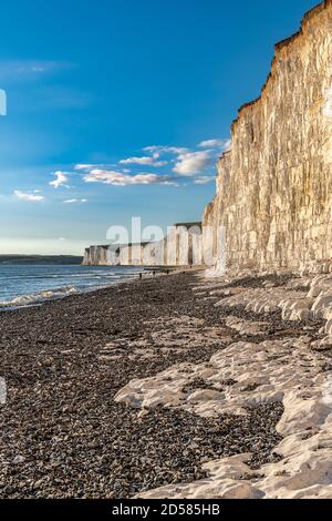 Am späten Nachmittag in Birling Gap in der Nähe von Eastbourne. Küste des National Trust mit weißen Klippen. Stockfoto