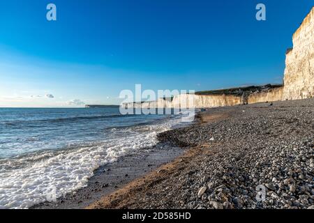 Am späten Nachmittag in Birling Gap in der Nähe von Eastbourne. Küste des National Trust mit weißen Klippen. Stockfoto