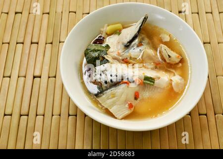 Würziger Lachsfischkopf und Strohpilz in Tom Yum Suppe auf Schüssel Stockfoto