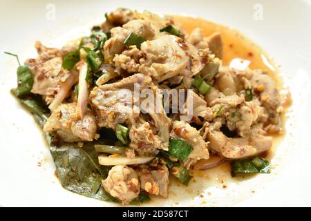 Würziger Hühnchen- und Lebersalat Thai-Salat auf Teller Stockfoto