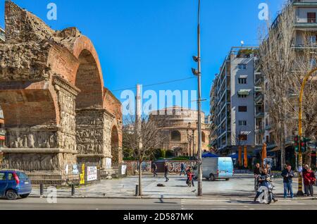 Thessaloniki Griechenland, Alter Römischer Bogen von Gallerius und Rotonda im Zentrum von Thessaloniki. Zwei der wichtigsten Denkmäler der Stadt Stockfoto