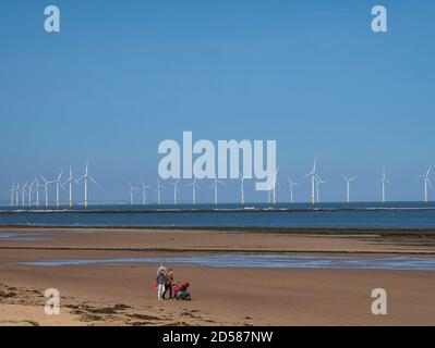 Windturbinen des Offshore-Windparks Redcar / Teeside, an der Nordostküste Englands in Großbritannien - aufgenommen an einem sonnigen Tag mit blauem Himmel Stockfoto