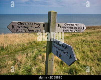 Ein hölzerner Wegweiser auf einem Küstenabschnitt des Cleveland Way National Trail zwischen Robin Hood's Bay und Whitby in North Yorkshire, England, Großbritannien Stockfoto