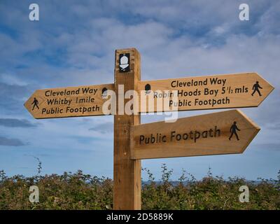 Ein hölzerner Wegweiser auf einem Küstenabschnitt des Cleveland Way National Trail zwischen Robin Hood's Bay und Whitby in North Yorkshire, England, Großbritannien Stockfoto