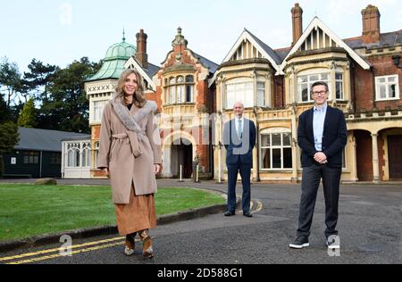 NUR REDAKTIONELLE VERWENDUNG (von links nach rechts) Nicola Mendelsohn, VP EMEA bei Facebook, Iain Standen, CEO von Bletchley Park, und Steve Hatch, VP Facebook für Nordeuropa, außerhalb von Bletchley Park in Milton Keynes, Um die Spende des Unternehmens von 1 Million an Bletchley Park bekannt zu geben, um seine Arbeit für die nächsten zwei Jahre zu unterstützen, nachdem die Wohltätigkeitsorganisation und das Museum sagten, dass es 95% seines Einkommens wegen der Coronavirus-Pandemie verloren hatte. Stockfoto