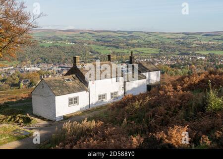 Herbstblick über das White Wells Café, ehemalige Spa-Bäder, hoch auf Ilkley Moor in Richtung West Yorkshire Stadt Ilkley Stockfoto