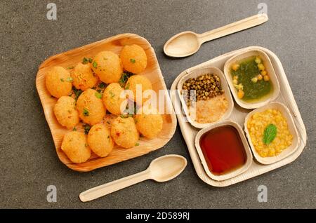 Schön arrangierte Panipuri in einer quadratischen Platte aus recyceltem Material angeordnet. Panipuri, auch Golgappa genannt, ist ein indischer Straßennack. Innen s Stockfoto