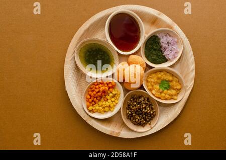 Schön arrangierte Panipuri in einer kreisförmigen Platte aus recyceltem Material angeordnet. Panipuri, auch Golgappa genannt, ist ein indischer Straßennack. Innen Stockfoto