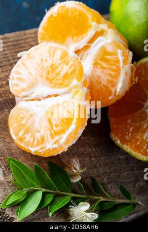 Mandarinenscheiben auf Holzbrett. Stockfoto