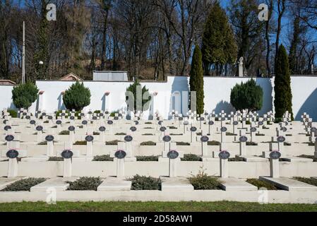 LVIV, UKRAINE - 28. MÄRZ 2017: Militärfriedhof auf dem Lychakiv Friedhof Stockfoto