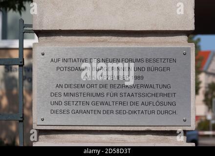 Schild, am 5. Dezember besetzten 1989 Potsdamer Bürger die Bezirksverwaltung des Ministeriums für Staatssicherheit Stockfoto