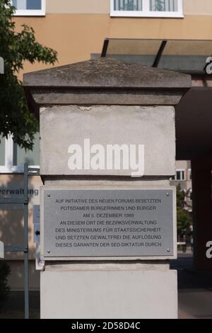 Schild, am 5. Dezember besetzten 1989 Potsdamer Bürger die Bezirksverwaltung des Ministeriums für Staatssicherheit Stockfoto