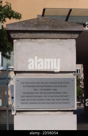 Schild, am 5. Dezember besetzten 1989 Potsdamer Bürger die Bezirksverwaltung des Ministeriums für Staatssicherheit Stockfoto