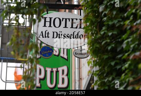 Düsseldorf, Deutschland. Oktober 2020. An der mit Efeu bedeckten Wand hängt ein Schild "Hotel Alt Düsseldorf" eines Gebäudes in der Altstadt vor einem Schild mit der Aufschrift "Pub". Das Beherbergungsverbot in vielen Ländern zum Schutz vor Coronainfektionen steht im Fokus der Kritik. Die Gewerkschaft Nahung-Genuss-Gaststätten warnte vor existenziellen Risiken für die Unternehmen. Quelle: Roberto Pfeil/dpa/Alamy Live News Stockfoto