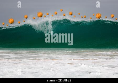 Ein Corona-Tsunami ist im Begriff, das Ufer zu treffen Stockfoto