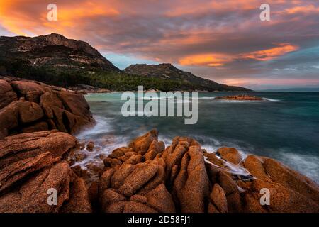 Farbenfroher Sonnenaufgang in der Honeymoon Bay im Freycinet National Park. Stockfoto