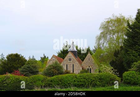 Fishbourne Church, Chichester West Sussex. Schöner Blick auf die Kirche mit verschiedenen Grüntönen auf dem farbenfrohen Kirchhof. Stockfoto