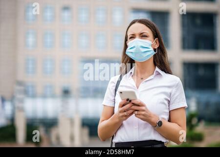 Porträt einer verantwortlichen Geschäftsfrau, die Schutzmaske trägt. Covid-19-Virus-Pandemiekonzept. Stockfoto