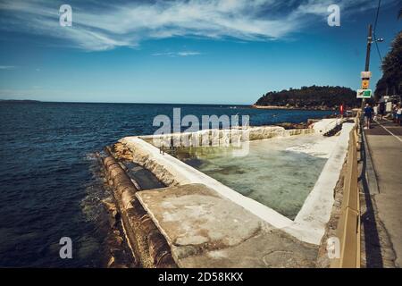 Leerer Pool am Meer zwischen Shelly Beach und Manly Beach, Sydney, New South Wales, Australien Stockfoto