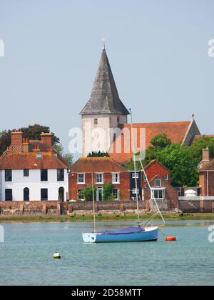 Bosham Hafen und der Turm der Heiligen Dreifaltigkeit Kirche, West Sussex. Stockfoto