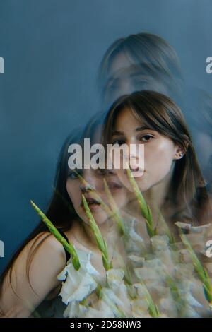 Multi-Belichtung Porträt einer Frau mit Gladioli Blumen Stockfoto