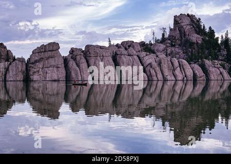 Zwei Kajakfahrer auf Sylvan Lake, South Dakota, USA Stockfoto