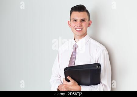 Porträt eines Geschäftsmannes mit Ledermappe Stockfoto