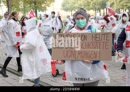 Hamburg, Deutschland. Oktober 2020. Teilnehmer eines bundesweiten Warnstreiks von Auszubildenden im öffentlichen Dienst stehen vor dem Gewerkschaftsgebäude. Ein Teilnehmer hält ein Schild mit der Aufschrift „die Auszubildenden von heute sind die Fachkräfte von morgen“. Auszubildende der Hamburger Krankenhäuser und des Universitätsklinikums Eppendorf (UKE) in Hamburg haben sich laut Gewerkschaft verdi am Warnstreik beteiligt. Kredit: Bodo Marks/dpa/Alamy Live Nachrichten Stockfoto