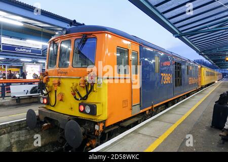 Diesellokomotive der Klasse 73 mit Schieneninspektionszug AT Bahnhof Guildford Stockfoto