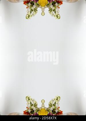 Blumen, visuelle Wirkung eines Spiegels, Raum für Texteingabe, abstrakte Tapete, voller Farben, seltsame Ornamente und Formen, Hintergrund mit schönen Geo Stockfoto